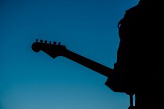 Lire une tablature de guitare : le guide des symboles