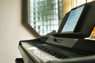 Illustration : partition de piano avec notes sur portee