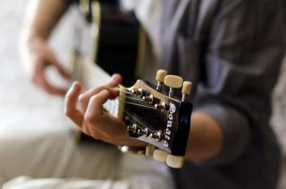 Accords guitare : dictionnaire et grilles pour guitaristes